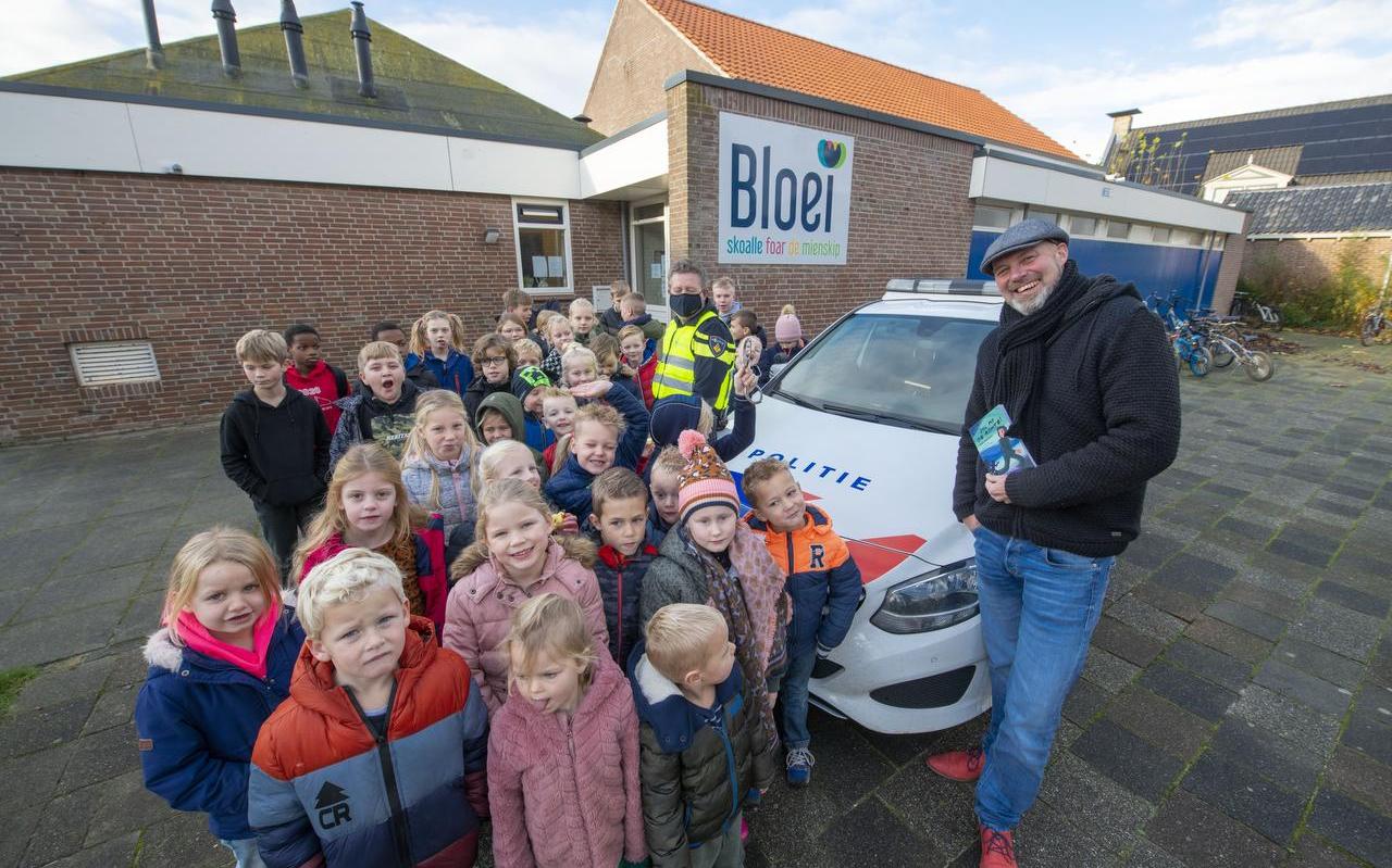 Verder op de foto politieagent Dick Koffeman. Op de groepsfoto staan bijna alle kinderen van de school. Verder op de foto politieagent Dick Koffeman. Op de groepsfoto staan bijna alle kinderen van de school.