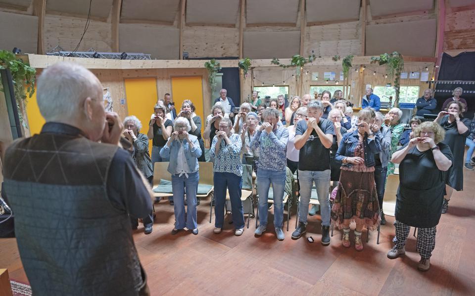 Ruim honderd mensen volgden de afgelopen tijd een workshop mondharmonicaspelen. Zaterdag was het resultaat te horen en te zien tijdens het WâldSmûk Festival waar tientallen deelnemers een gezamenlijk optreden verzorgden.
