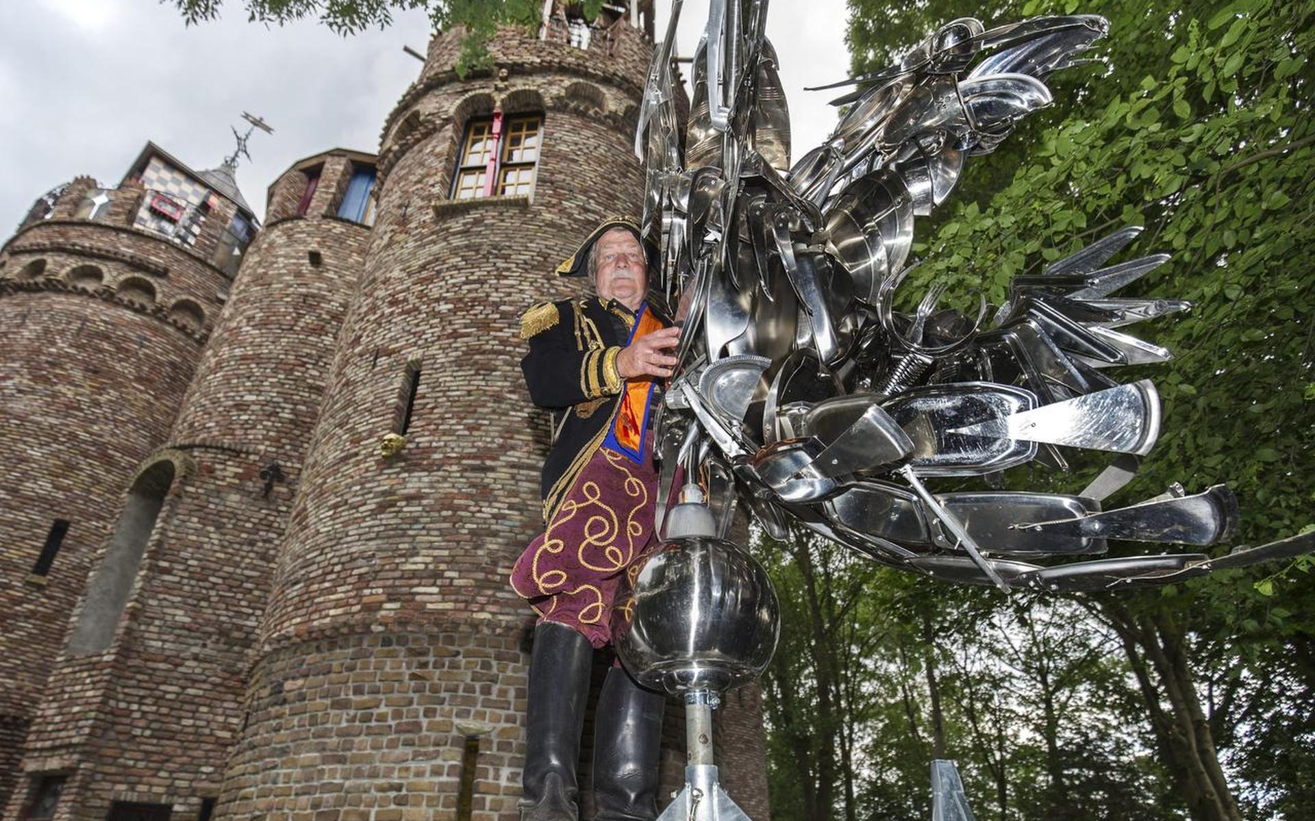 Een feniks-beeld van vleesschalen op fantasiekasteel Olt Stoutenburght - Leeuwarder Courant