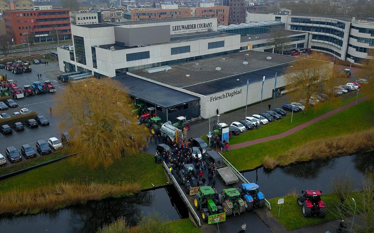 Trekkeractivisten blokkeren de toegangsbrug naar de Leeuwarder Courant en het Friesch Dagblad, op woensdag 18 december 2019. Trekkeractivisten blokkeren de toegangsbrug naar de Leeuwarder Courant en het Friesch Dagblad, op woensdag 18 december 2019.
