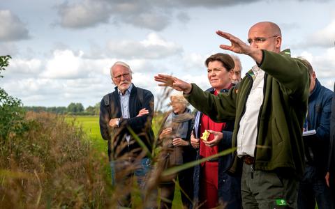 Stikstofminister Christianne van der Wal krijgt van boswachter maakt met boeren en boswachter een wandeling door het N2000-gebied Van Oordt.