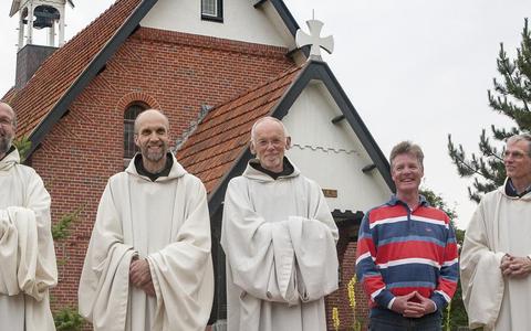De monniken voor de Egbertkapel op Schiermonnikoog. Van links naar rechts broeder Alberic, broeder Vincentius, broeder Paulus, broeder Jos en broeder Jelke. 