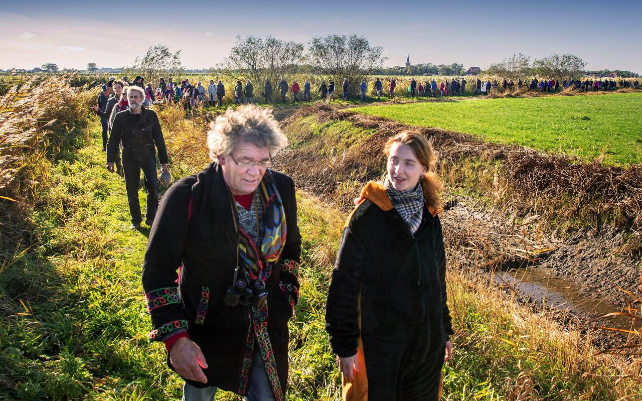  Zo’n honderd deelnemers telde de Stoarmrin, een positieve mars voor de Friese weide. FOTO NIELS DE VRIES