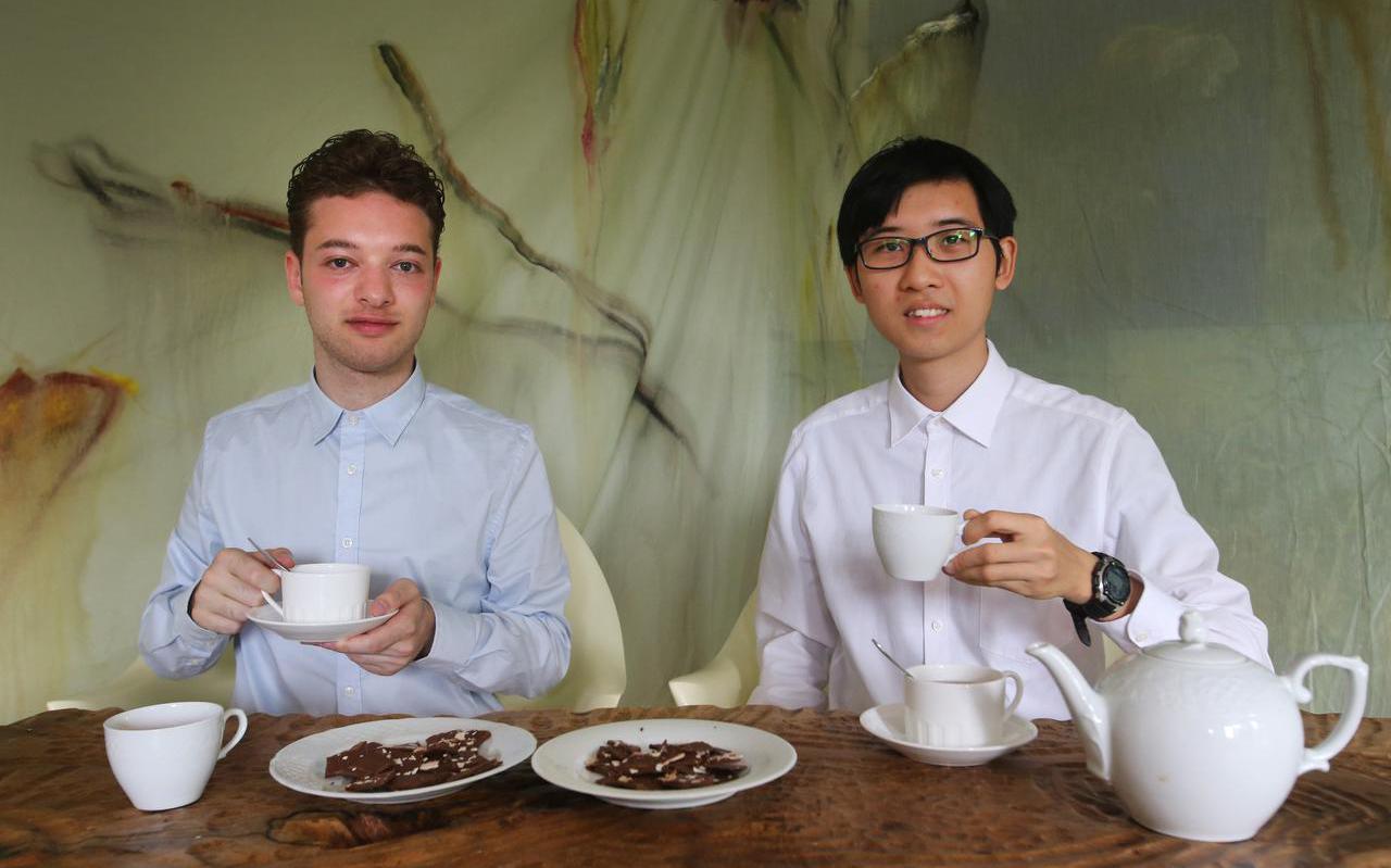 Dyami Millarson in 2016 met zijn Chinese taalvriend Ken Ho. FOTO NIELS DE VRIES