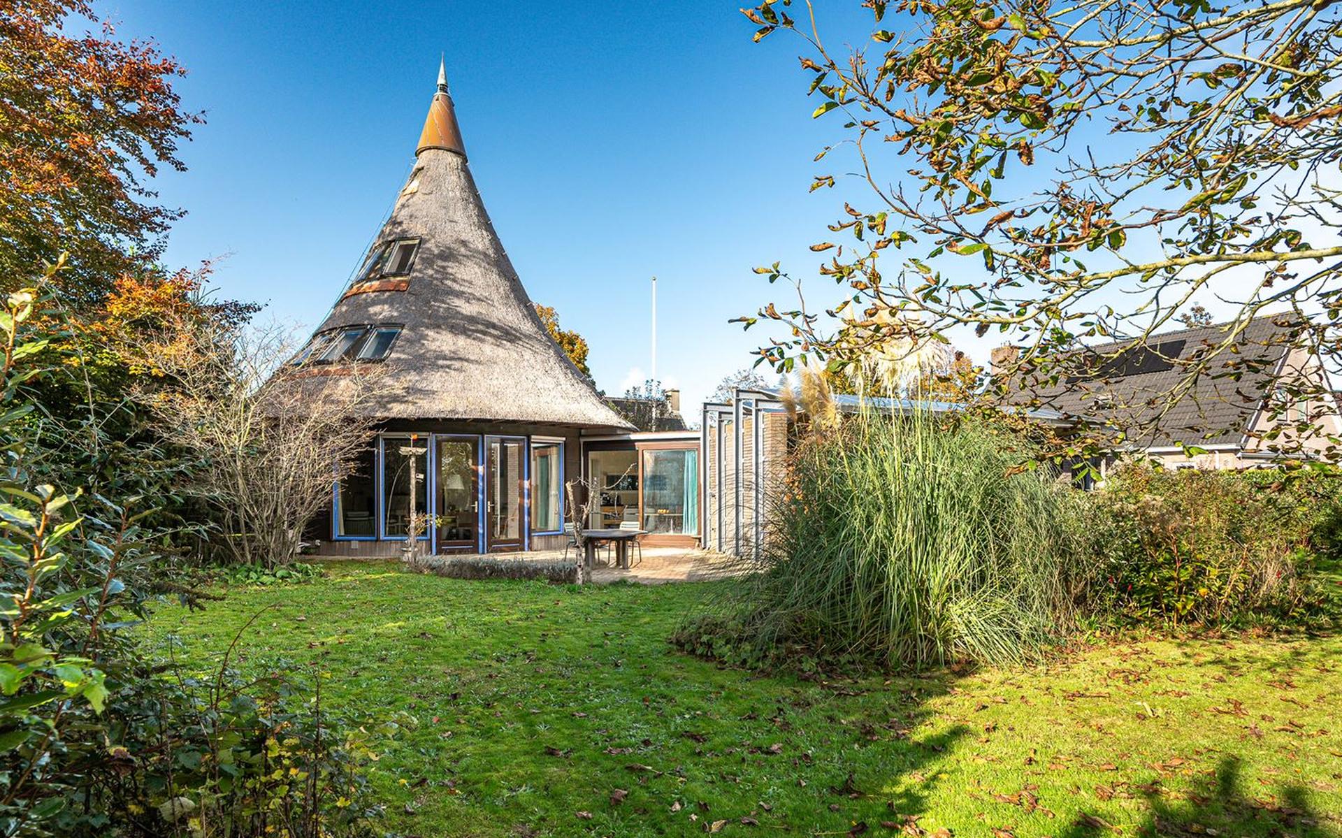 Deze speciale woning die lijkt op een Afrikaanse hut staat voor 750.000 euro te koop in Balk