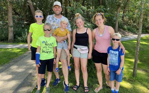 De familie Hamstra voor het klimbos in Appelscha.