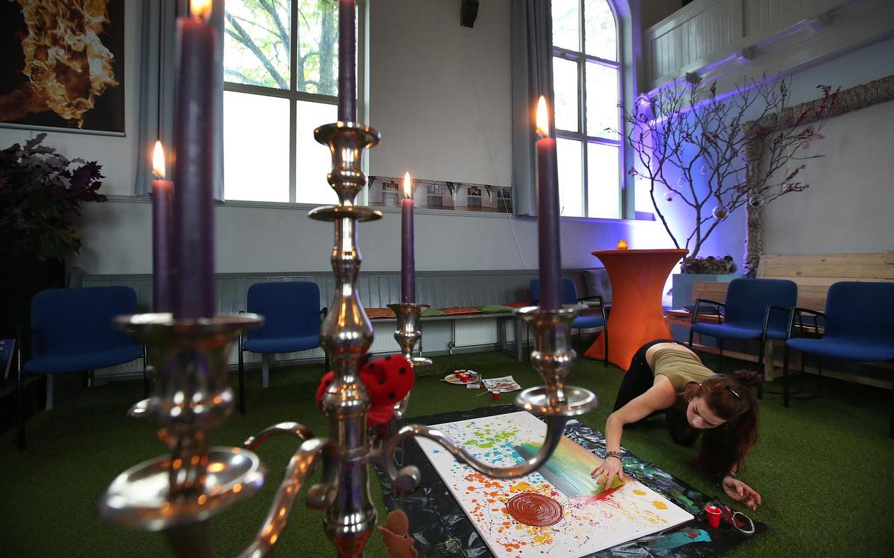 Een bezoeker van de Stiltedag in Boksum gebruikte de tijd om te schilderen. Een bezoeker van de Stiltedag in Boksum gebruikte de tijd om te schilderen.