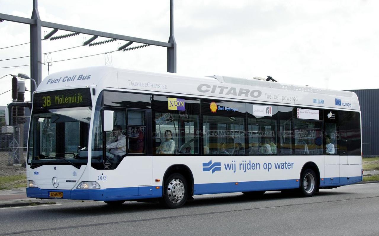 Een waterstofbus in Amsterdam. Ook in Friesland moet sneller schoon openbaar vervoer rijden, vindt de provinciale politiek. FOTO ANP Een waterstofbus in Amsterdam. Ook in Friesland moet sneller schoon openbaar vervoer rijden, vindt de provinciale politiek. FOTO ANP