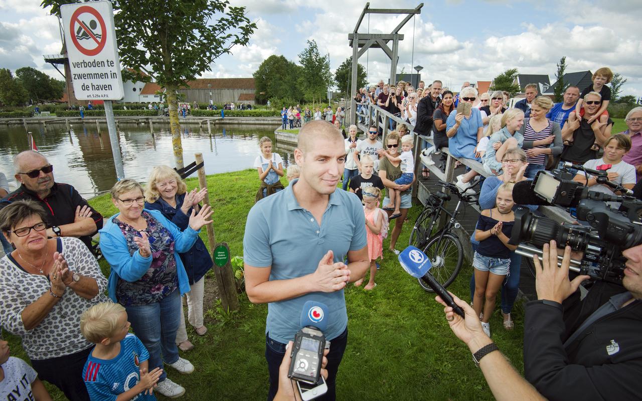 Zwemmer Maarten van der Weijden maakt de nieuwe tussenstand bekend in Burdaard/Birdaard. FOTO MARCEL VAN KAMMEN Zwemmer Maarten van der Weijden maakt de nieuwe tussenstand bekend in Burdaard/Birdaard. FOTO MARCEL VAN KAMMEN