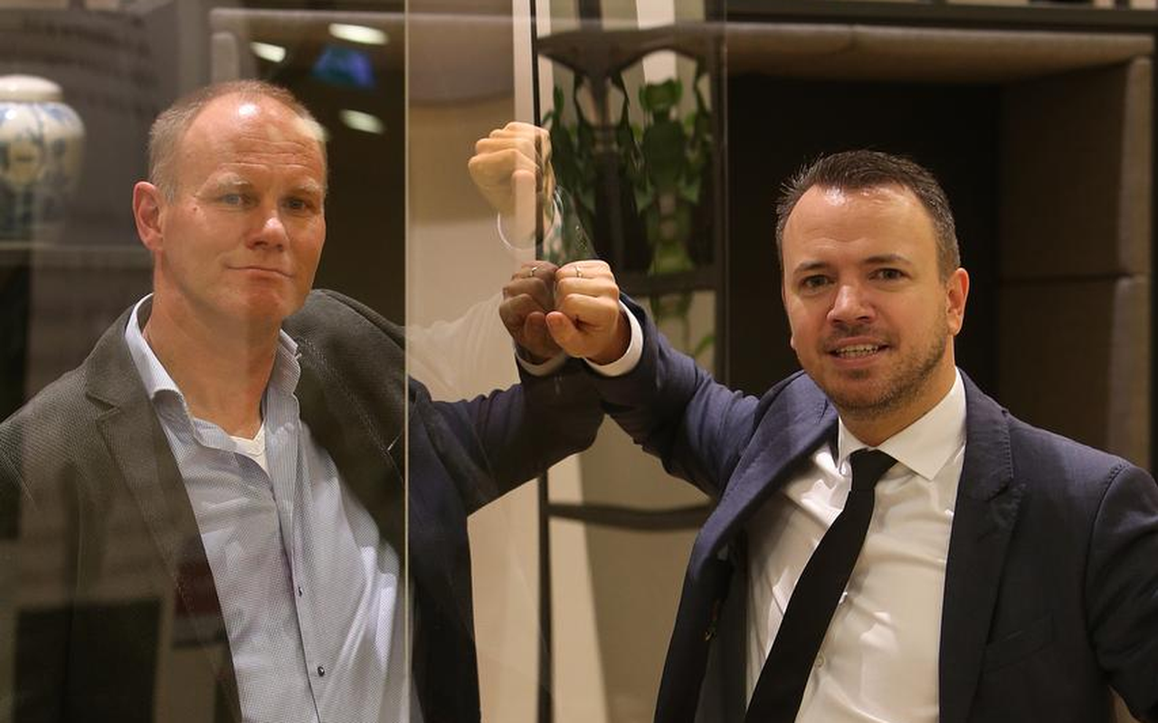 Directeur Dennis Carton (links) van YnBusiness en Sander de Rouwe, gedeputeerde van Economische Zaken, op het Provinsjehûs. Directeur Dennis Carton (links) van YnBusiness en Sander de Rouwe, gedeputeerde van Economische Zaken, op het Provinsjehûs.