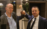 Directeur Dennis Carton (links) van YnBusiness en Sander de Rouwe, gedeputeerde van Economische Zaken, op het Provinsjehûs.