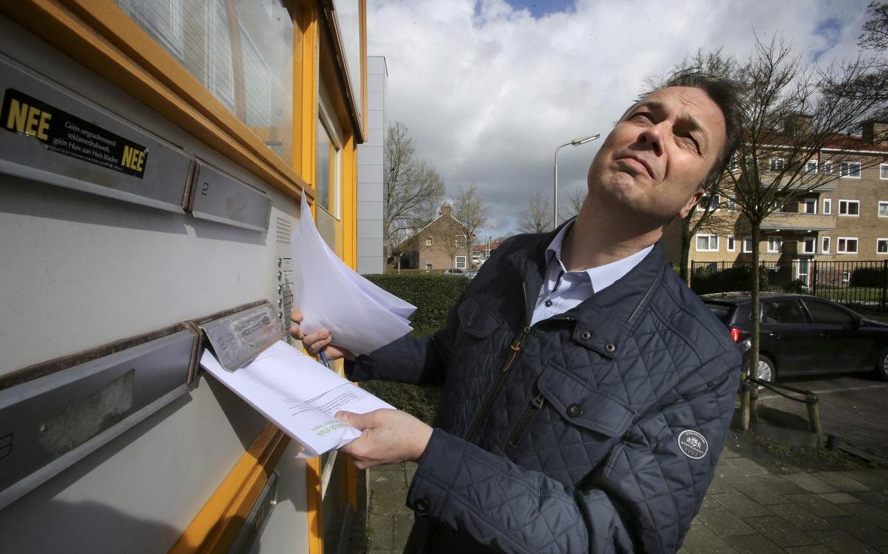 Agressieve situaties maakt deurwaarder Paul Otter nog maar zelden mee. ,,Misschien eens per kwartaal. Dat is echt marginaal. Dat je van iemands erf wordt gestuurd, komt bijna nooit voor. De meeste mensen realiseren zich wel dat ze een schuld hebben.’’ Agressieve situaties maakt deurwaarder Paul Otter nog maar zelden mee. ,,Misschien eens per kwartaal. Dat is echt marginaal. Dat je van iemands erf wordt gestuurd, komt bijna nooit voor. De meeste mensen realiseren zich wel dat ze een schuld hebben.’’