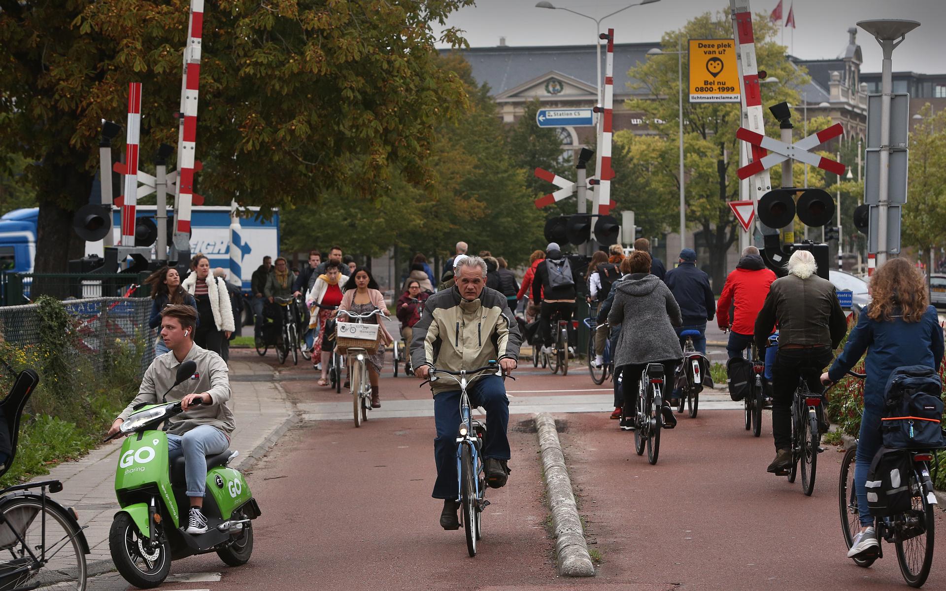 De superdrukke spoorwegovergang in de Leeuwarder Schrans.