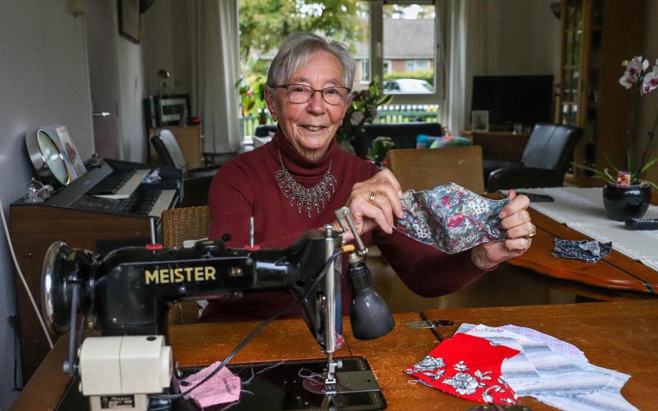 Bregtje Osinga-de Vlugt (86) achter haar 70 jaar oude Meister. Bregtje Osinga-de Vlugt (86) achter haar 70 jaar oude Meister.