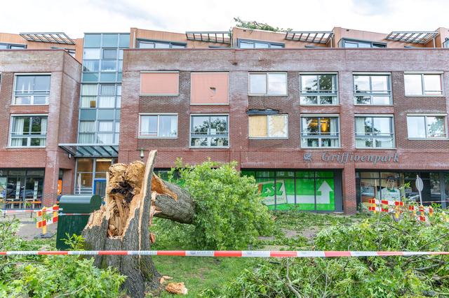 Veel stormschade in Friesland: losgeslagen bootjes en bliksem slaat in woningen Heerenveen