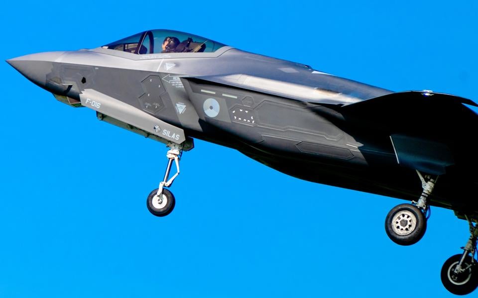 Een zwaaiende (en dus comfortabele?) F-35-vlieger tijdens de oefening Ramstein Flag eind maart. 