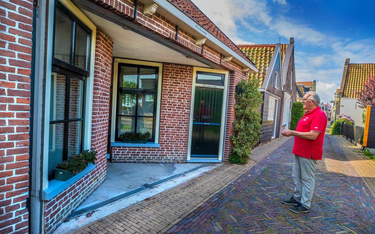 Hayo de Vries doet de garage open met de afstandsbediening. Hayo de Vries doet de garage open met de afstandsbediening.