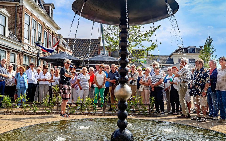 Artistiek leider Anna Tilroe (links, met microfoon) van de 11 Friese fonteinen geeft uitleg over de fontein van Jean-Michel Othoniel in Franeker, die is geïnspireerd op astronoom Jan Hendrik Oort, die in de stad werd geboren. FOTO NIELS DE VRIES