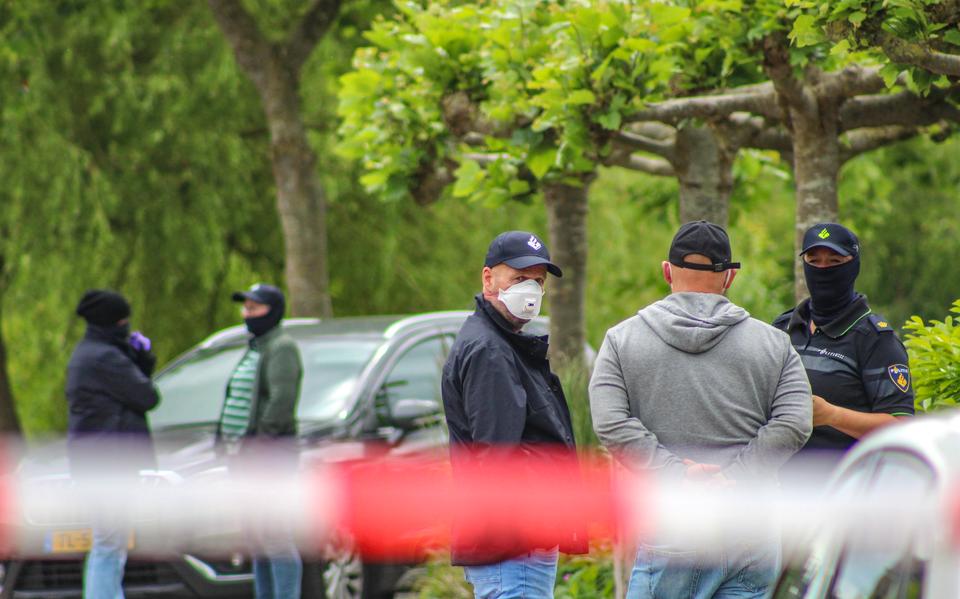 Agenten droegen mondkapjes bij de woning in Easterein.