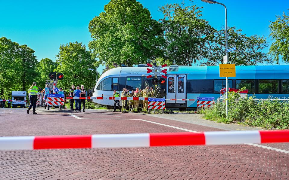 Een jongen raakte maandagochtend zwaargewond in Buitenpost bij een botsing met een trein.
