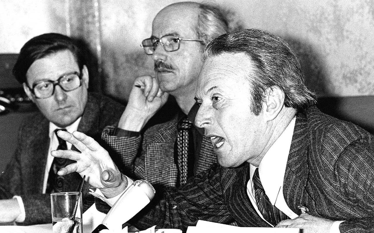 Rinse Zijlstra, hier in 1977 als voorzitter van de CBTB, tijdens een persconferentie naar aanleiding van de aanstaande acties in de zuivelindustrie.