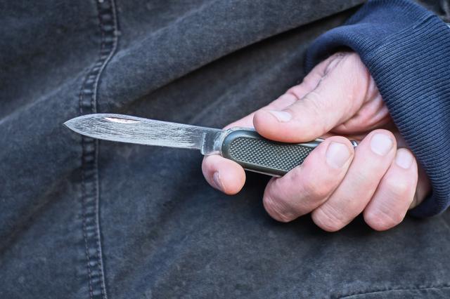 Man (30) uit Echtenerbrug bijt agent in pink na fouillering in Wolvega: geen celstraf door ggz-traje