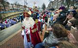 Sinterklaas is net gearriveerd in Dokkum en loopt over De Dijk richting binnenstad. De intocht trok zo’n 15.000 bezoekers. 