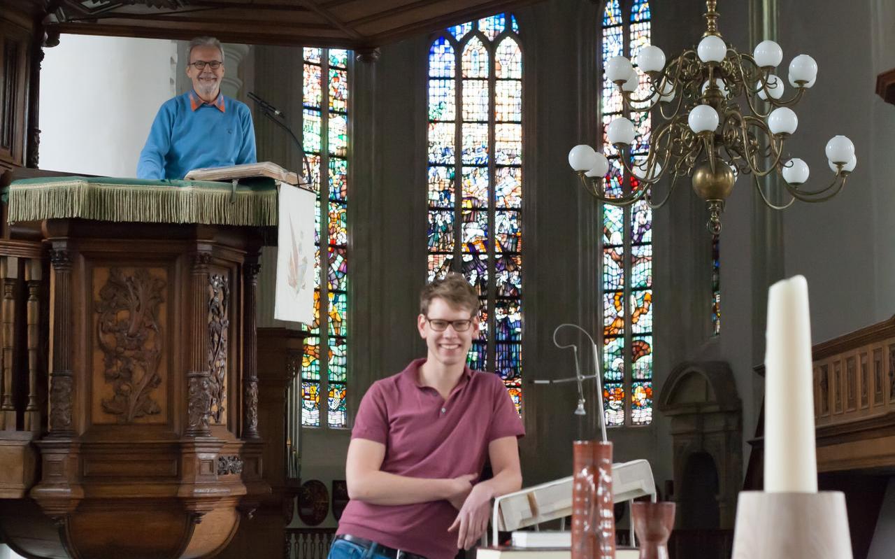 Predikant Henk Hiddink op de kansel van de Grote of Jacobijnerkerk in Leeuwarden, rechts zijn opvolger Jan-Jaap Stegeman. FOTO ARNE ROEST