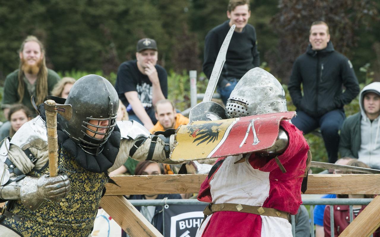 Vijf tegen vijf met zwaard, bijl en schild in het internationale buhurt-toernooi, dat een populair onderdeel is van het fantasyfestival Imaginarium. FOTO MARCEL VAN KAMMEN Vijf tegen vijf met zwaard, bijl en schild in het internationale buhurt-toernooi, dat een populair onderdeel is van het fantasyfestival Imaginarium. FOTO MARCEL VAN KAMMEN