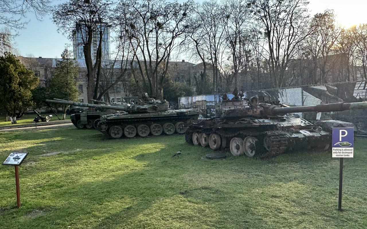 'Parkeren is alleen toegestaan voor vernietigde Russische tanks', staat op het bord bij de expositie buiten op het terrein van de universiteit.