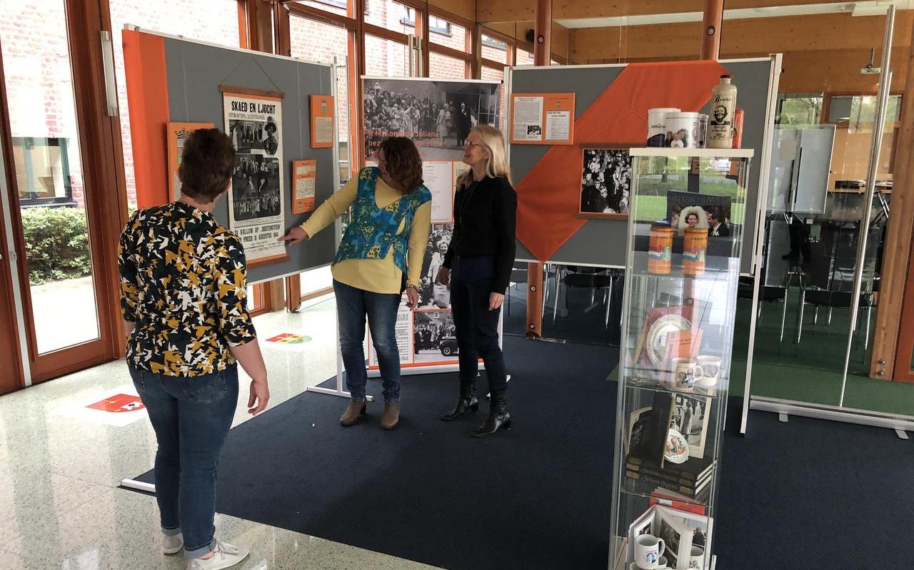 Minke van der Veen (l), Maaike Terpstra (m), Jettie Teenenga (r) onthullen vandaag de expositie honderd jaar Oranjecomite Kollum. FOTO LC Minke van der Veen (l), Maaike Terpstra (m), Jettie Teenenga (r) onthullen vandaag de expositie honderd jaar Oranjecomite Kollum. FOTO LC