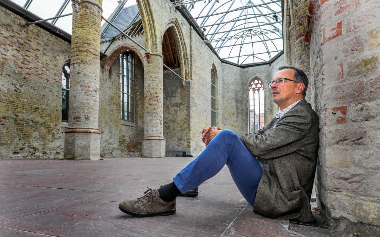 Hans Mol van de Fryske Akademy onder de glazen overkapping van de Broerekerk in Bolsward. FOTO SIMON BLEEKER Hans Mol van de Fryske Akademy onder de glazen overkapping van de Broerekerk in Bolsward. FOTO SIMON BLEEKER
