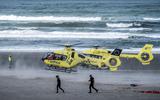 Een traumahelikopter en een ambulancehelikopter in actie op een van de waddeneilanden.