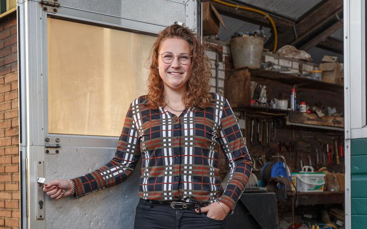 Lisanne de Boer. De voordeur gebruikt ze nooit, ze komt via de staldeur binnen. Lisanne de Boer. De voordeur gebruikt ze nooit, ze komt via de staldeur binnen.
