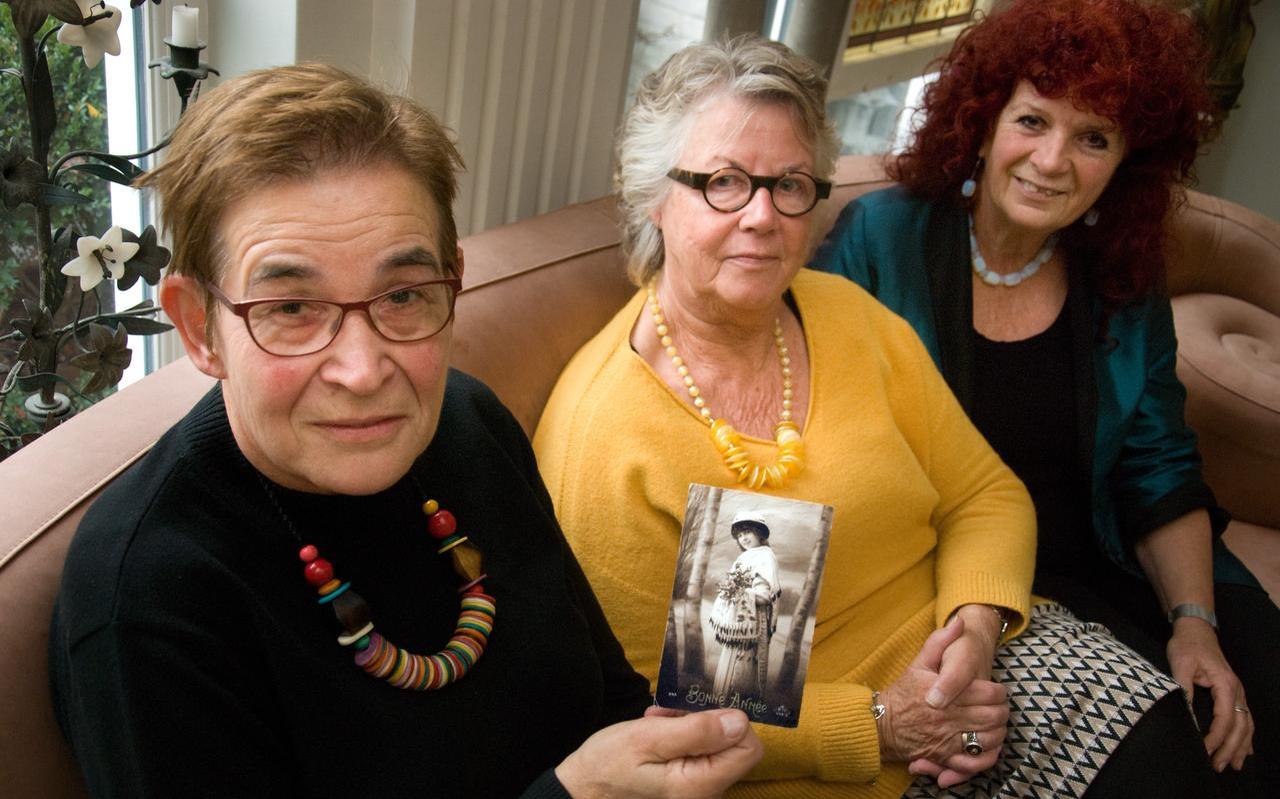 Joke van der Weij, Joke de Groot en Joke van Houten in Leeuwarden, met de ansichtkaart van stadgenoot Margaretha Zelle. ,,Eigenlijk een heel duurzaam kaartje.’’ FOTO LC Joke van der Weij, Joke de Groot en Joke van Houten in Leeuwarden, met de ansichtkaart van stadgenoot Margaretha Zelle. ,,Eigenlijk een heel duurzaam kaartje.’’ FOTO LC