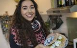 Sanoah Viane in haar keuken met een vegan luncgerecht: kikkererwtencurry met wraps en komkommersalade. FOTO’S HOGE NOORDEN/JAAP SCHAAF
