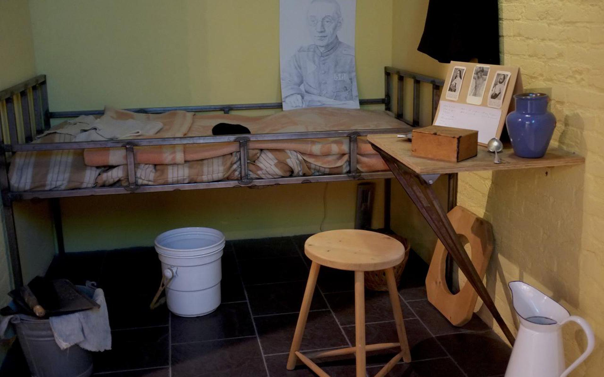 De nagebouwde cel van pater Titus in de gevangenis van Scheveningen, zoals te zien in het Titus Brandsma Museum in Bolsward.  FOTO LC/WIM SCHRIJVER