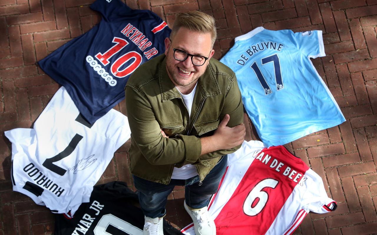 Michael Joustra tussen een kleine greep uit zijn gekregen voetbalshirtcollectie. FOTO NIELS WESTRA Michael Joustra tussen een kleine greep uit zijn gekregen voetbalshirtcollectie. FOTO NIELS WESTRA