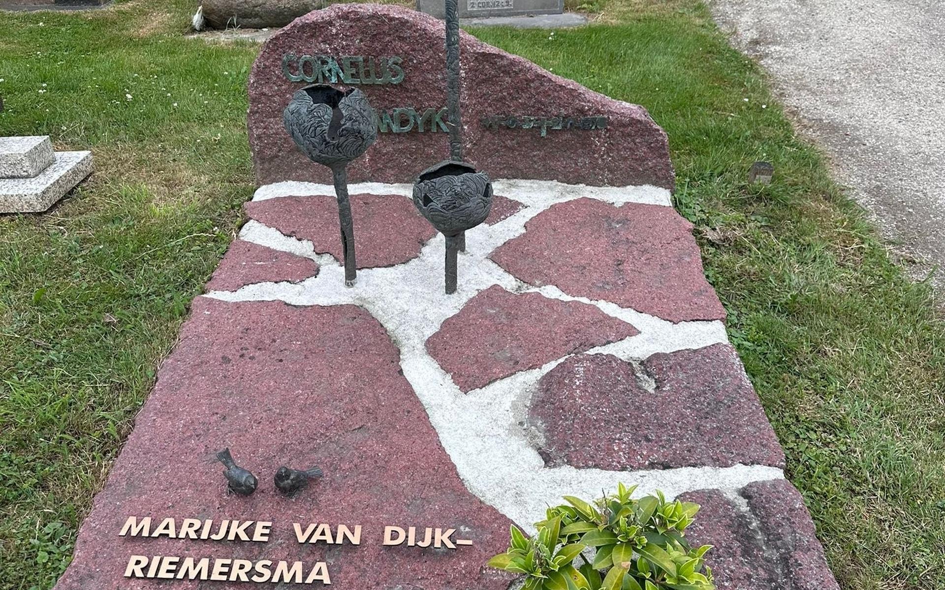 Het graf van het echtpaar van Dijk in Oentsjerk, voor de diefstal van de bronzen bloem-sculpturen en vogelbeeldjes. 