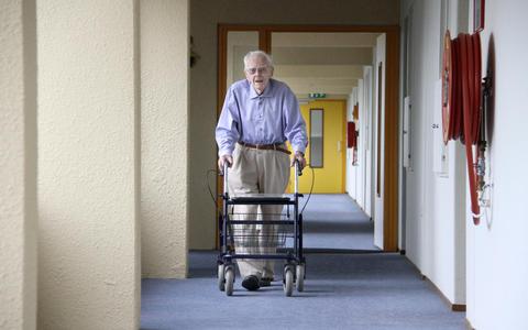 Pieter Kuiper op de verlaten vleugel van serviceflat Heerenhage, waar hij afgelopen zomer als 104-jarige bijna als enige was overgebleven. 

