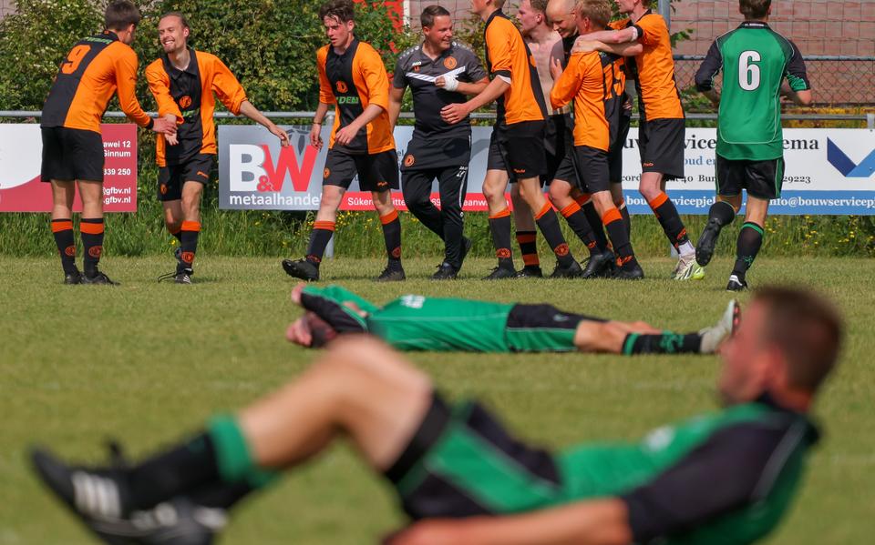 Vreugde bij VCR en verdriet bij Birdaard na de late 1-3 van Jelmer Luuc Koolstra.

Foto: Dijks Media