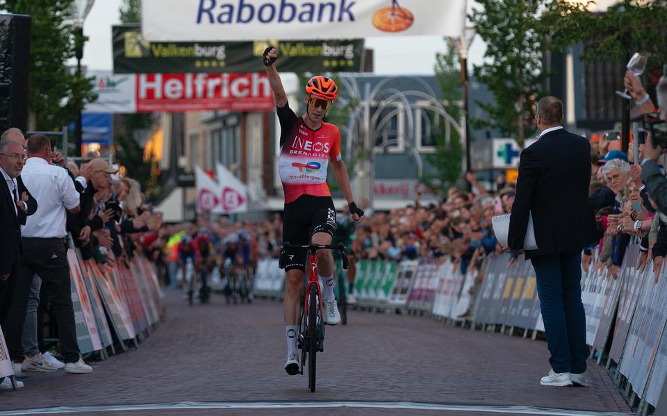 Thymen Arensman wint 43ste Profronde van Surhuisterveen.