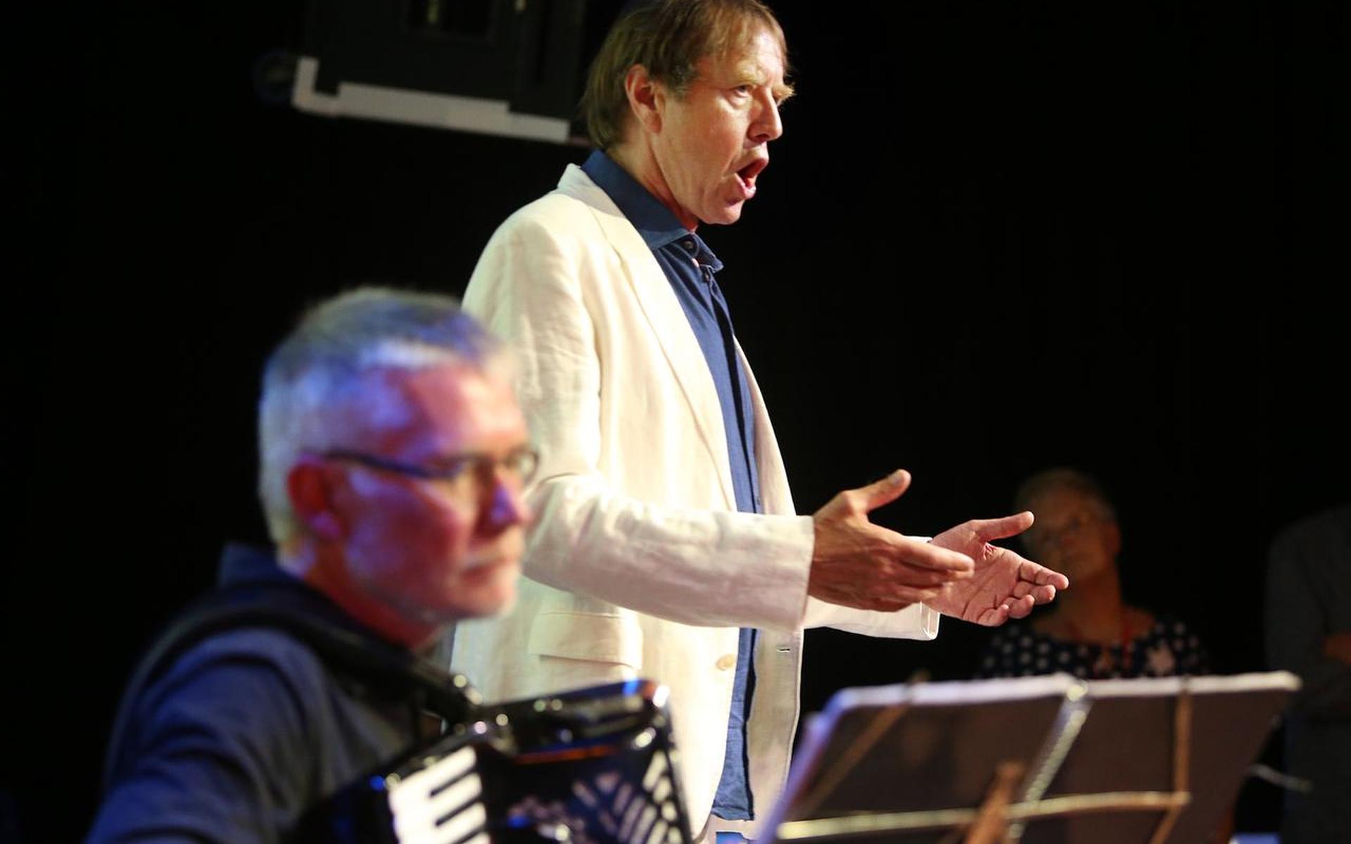 Tenor Albert Bonnema geeft een voorproefje. Op de voorgrond op accordeon Herman Peenstra. FOTO NIELS WESTRA