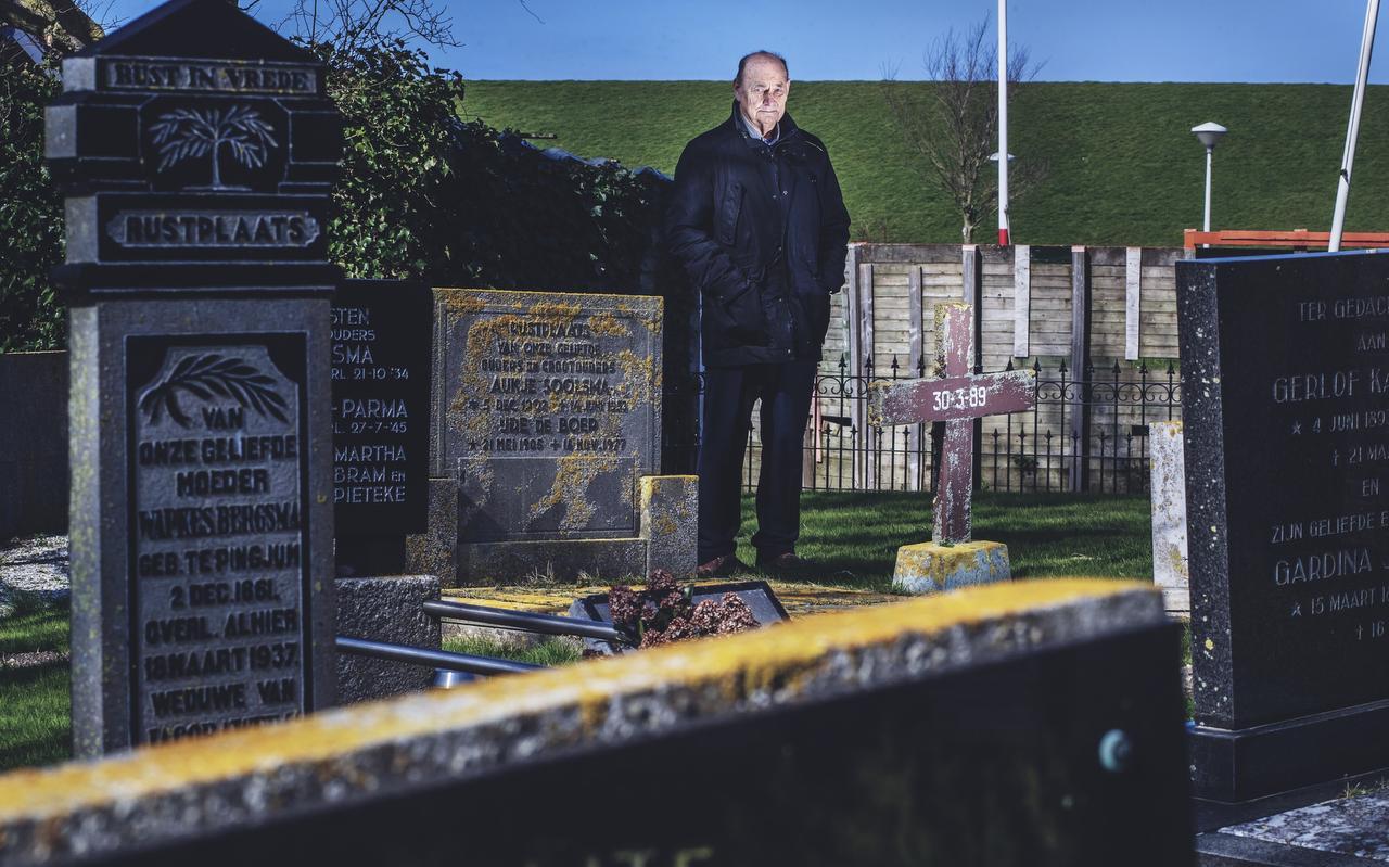 Sies van den Berg op het kerkhof van Zurich, waar hij dertig jaar geleden de onbekende man begroef. FOTO NIELS DE VRIES Sies van den Berg op het kerkhof van Zurich, waar hij dertig jaar geleden de onbekende man begroef. FOTO NIELS DE VRIES