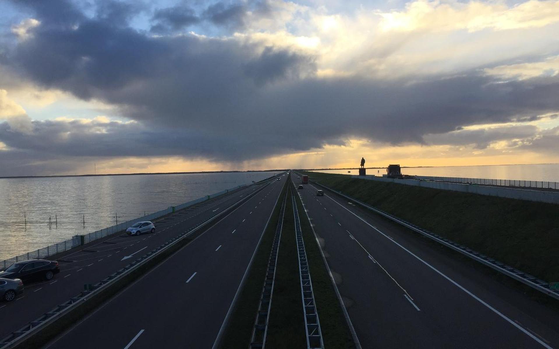 Snelheid Afsluitdijk tussen de sluizen naar 130 km/u - Leeuwarder Courant
