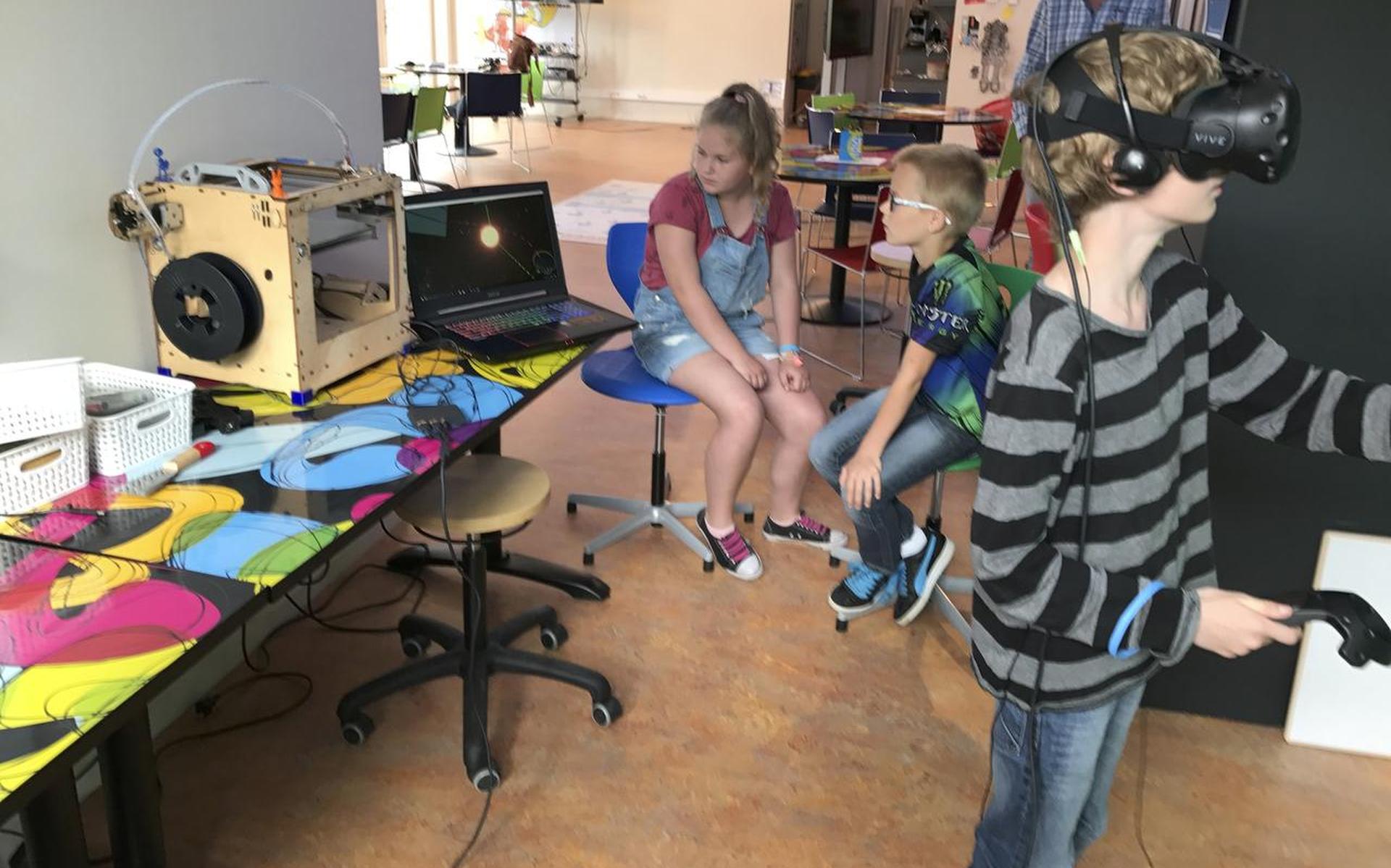 Virtual reality-brillen in de les: in Oudeschoot experimenteren ze ermee - Leeuwarder Courant