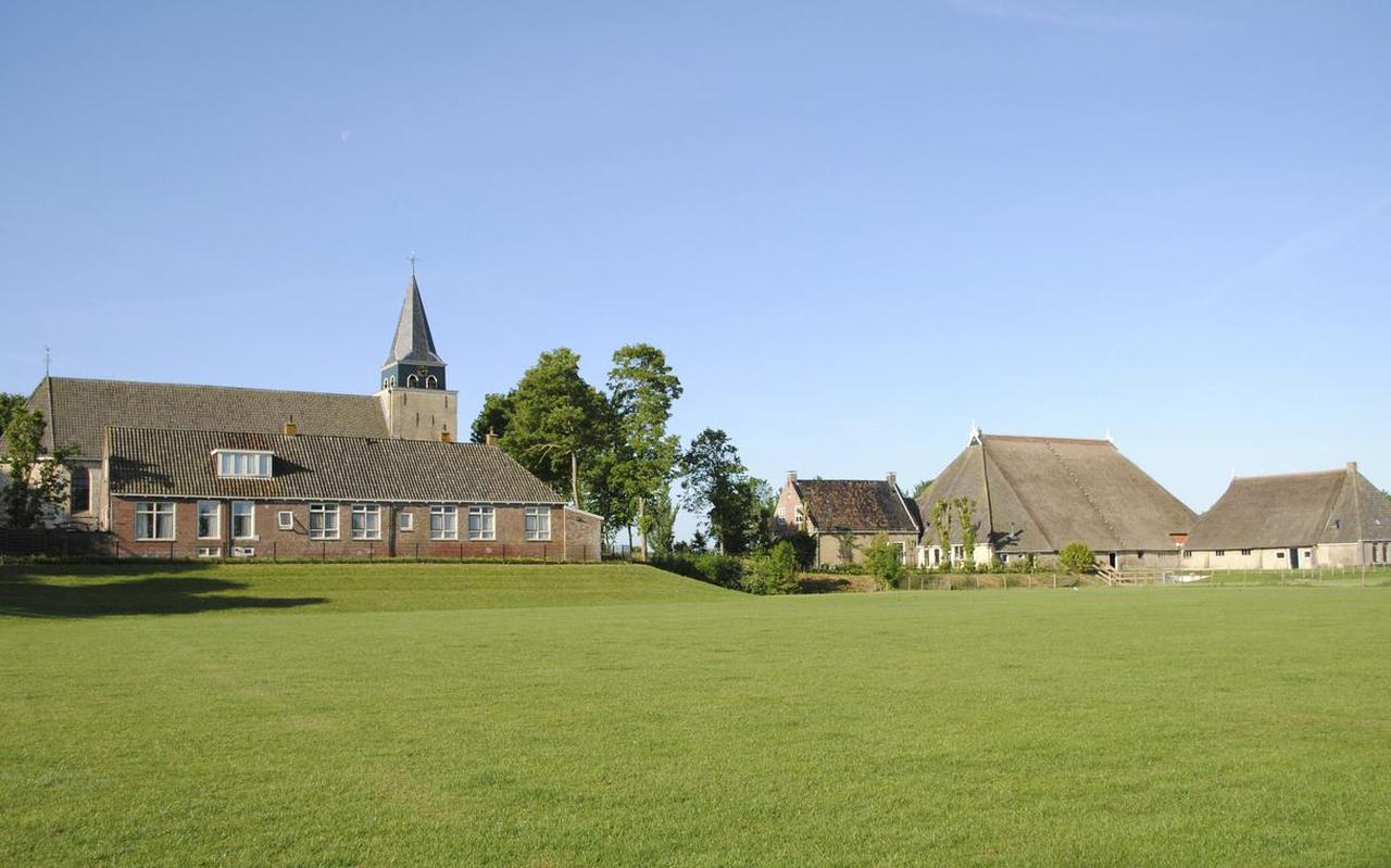 Het weiland it Fjouwerkant is het voormalige kloosterterrein, met daarachter de oude school, de kerk en de kloosterboerderij. 