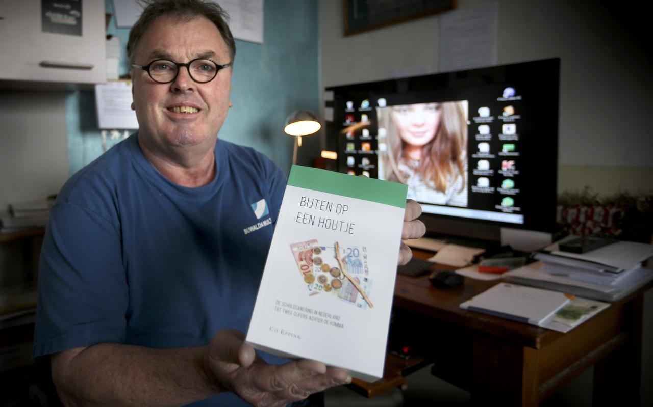 ,,Ik zal nooit meer een nieuwe auto kopen’’, zegt Co Eppink nadat hij een boek schreef over drie jaar in de schuldsanering. FOTO CATRINUS VAN DER VEEN
,,Ik zal nooit meer een nieuwe auto kopen’’, zegt Co Eppink nadat hij een boek schreef over drie jaar in de schuldsanering. FOTO CATRINUS VAN DER VEEN