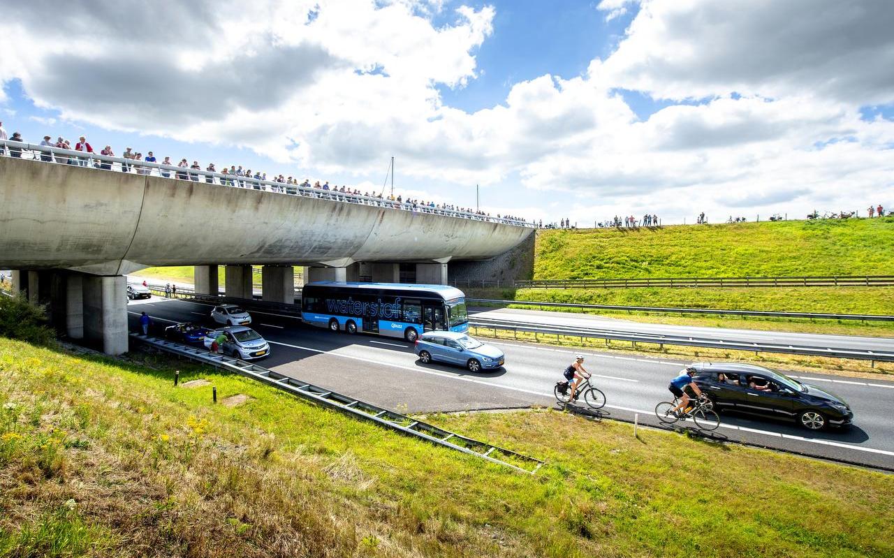 De Elfwegenparade over de Wâldwei bij het aquaduct Langdeel. De optocht trok langs de route veel bekijks. FOTO JILMER POSTMA De Elfwegenparade over de Wâldwei bij het aquaduct Langdeel. De optocht trok langs de route veel bekijks. FOTO JILMER POSTMA