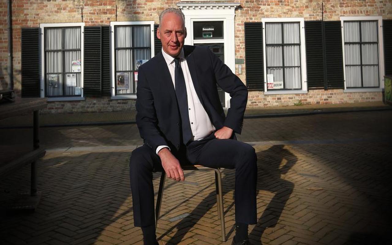 Burgemeester Eduard van Zuijlen voor het gebouw waar het academisch leven van Franeker terugkeert. Burgemeester Eduard van Zuijlen voor het gebouw waar het academisch leven van Franeker terugkeert.